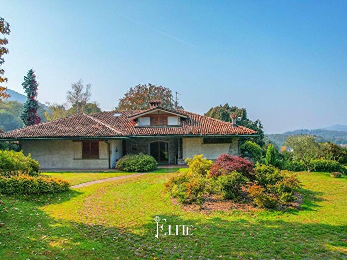 Casa con 6 locali in affitto in Via Luigi Cadorna, Azzio