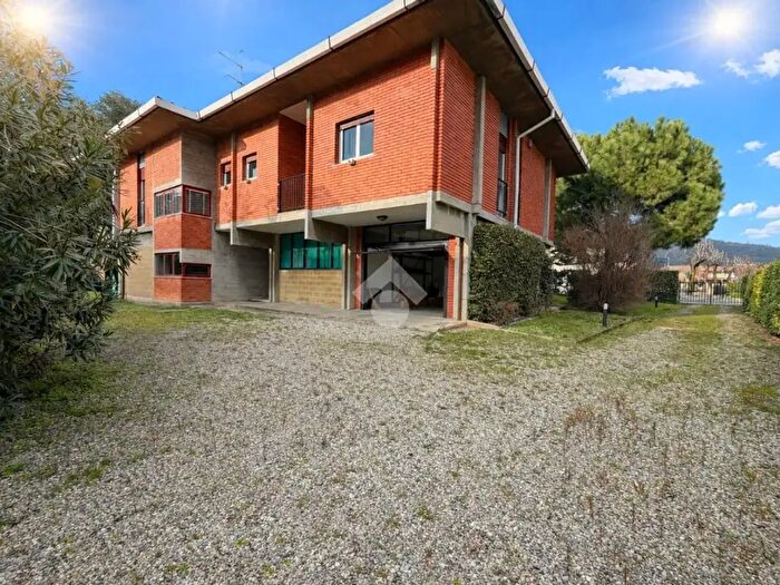 Casa quadrilocale in vendita in Via San Pietro, Coccaglio