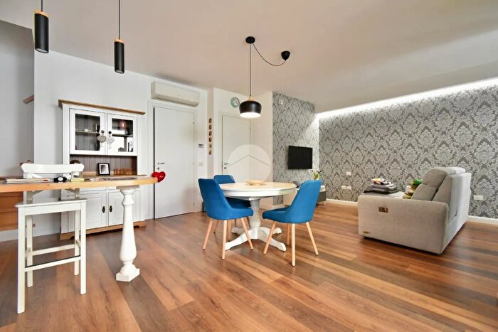 Appartamento trilocale in vendita in Via Prov Uso, Borghi