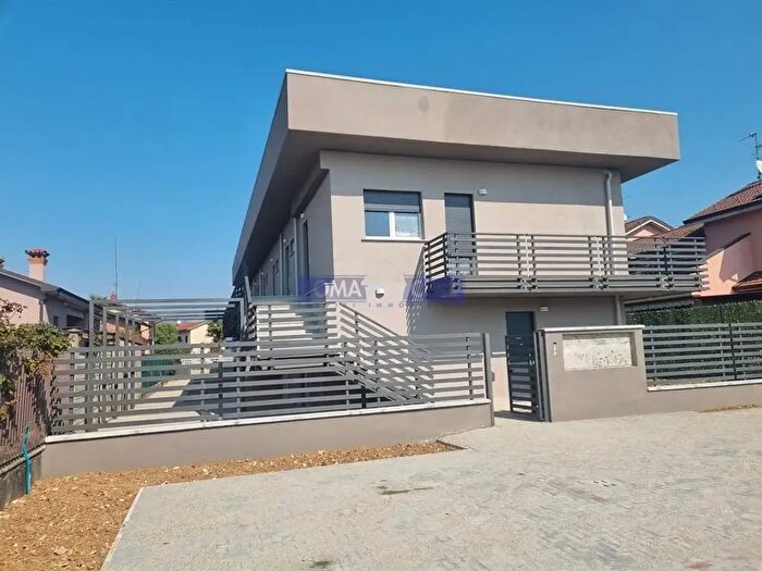 Appartamento bilocale in affitto in Via Adamello, Vimercate