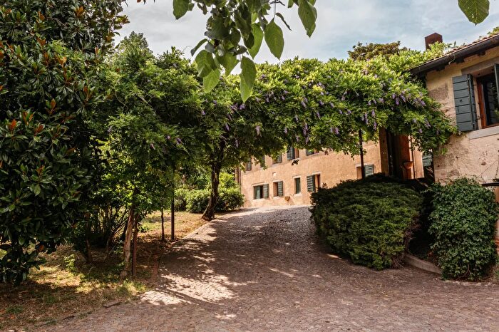 Casa con 10 locali in vendita in Via Cicogna Pirio, Teolo