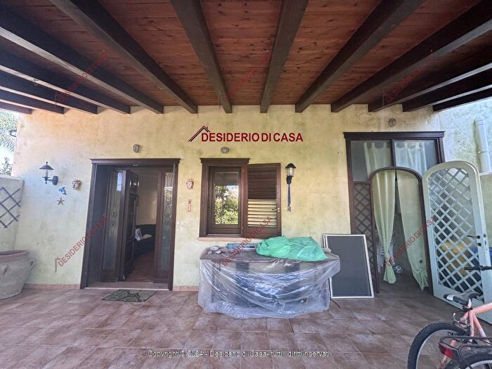 Casa trilocale in vendita in Campofelice Di Roccella