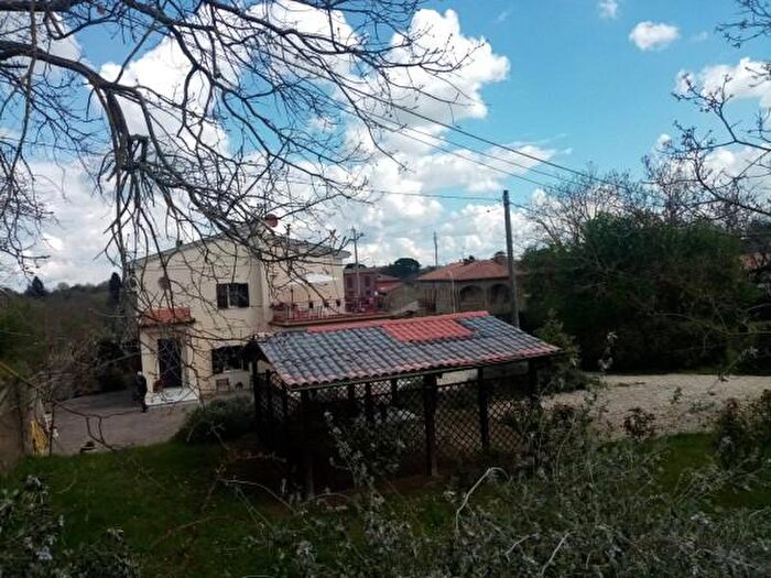 Casa con 6 locali in vendita in Via Novembre, Sorano