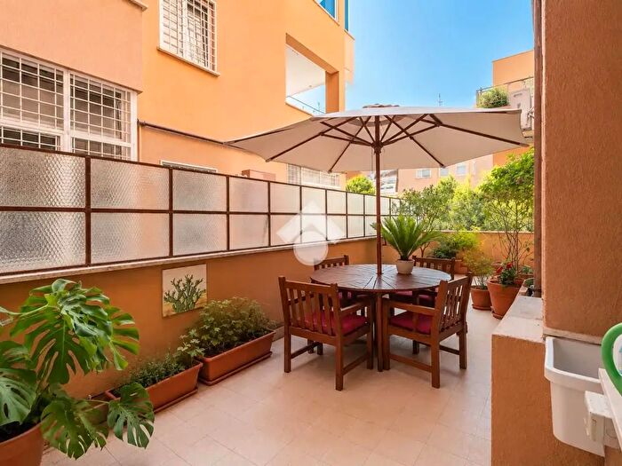 Appartamento con 6 locali in vendita in Via Proba Petronia, Roma