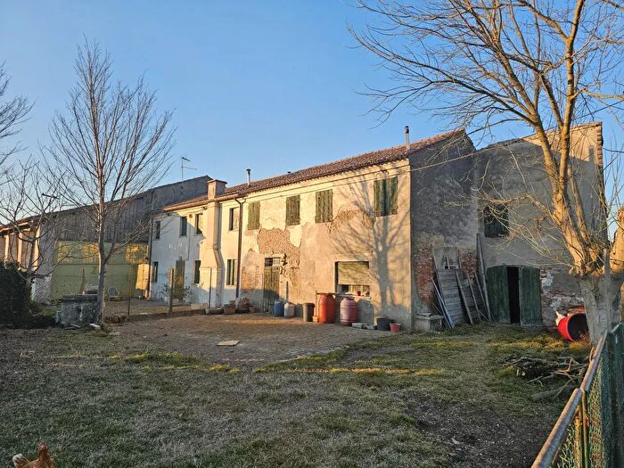 Casa quadrilocale in vendita in Via Argine del Tridello, Villa Estense