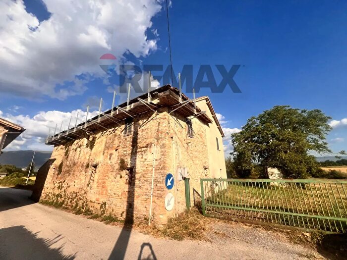 Casa con 10 locali in vendita in Loc Fonte d'Oro, Montefalco