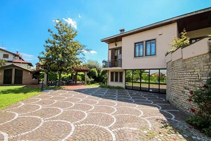 Casa con 10 locali in vendita in Via Don Nazzaro Villa, Capriate San Gervasio