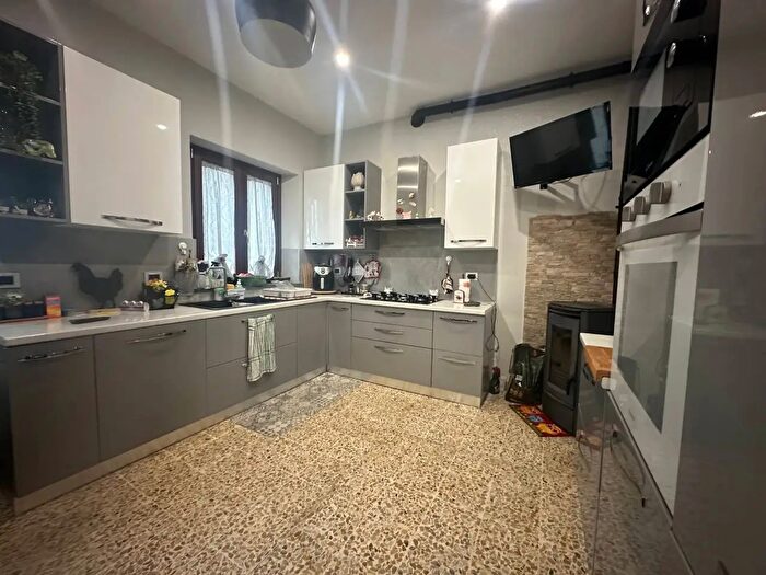 Casa con 6 locali in vendita in Via del Fondaccio, Capannori