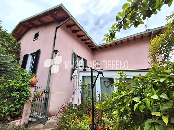 Casa con 5 locali in vendita in Massa