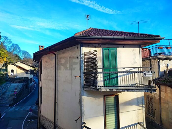 Appartamento trilocale in vendita in Via De Bernardi, Besozzo