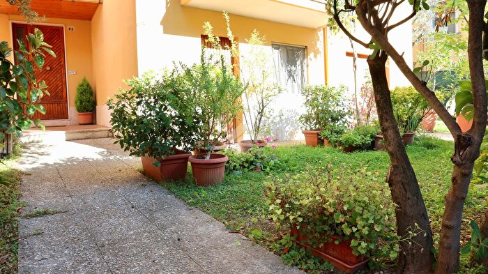 Casa con 7 locali in vendita in Via Milite Ignoto, Pesaro