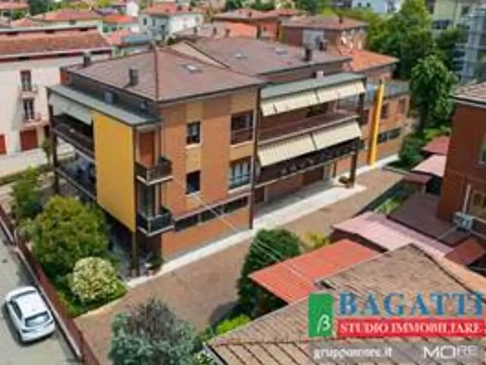 Appartamento con 5 locali in vendita in Via Alba, Modena