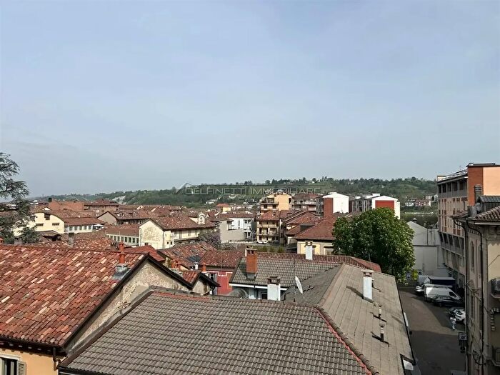 Appartamento quadrilocale in vendita in Via Vittorio Emanuele, Alba