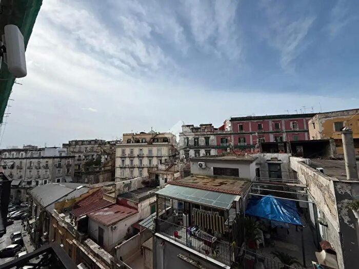 Appartamento con 6 locali in vendita in Via Pontenuovo, Napoli