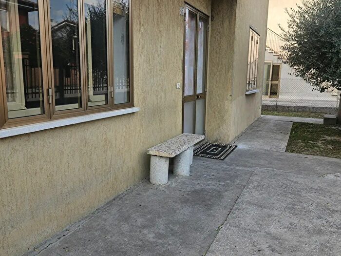 Casa con 5 locali in vendita in Via Cavour, Villa Estense