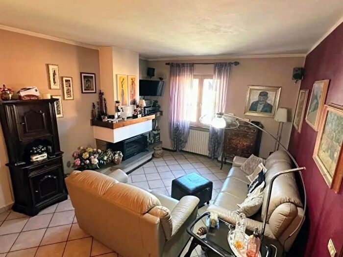 Casa con 8 locali in vendita in Castelnuovo Di Garfagnana