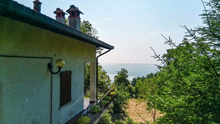 Casa con 8 locali in vendita in Via Fontanella, Massino Visconti