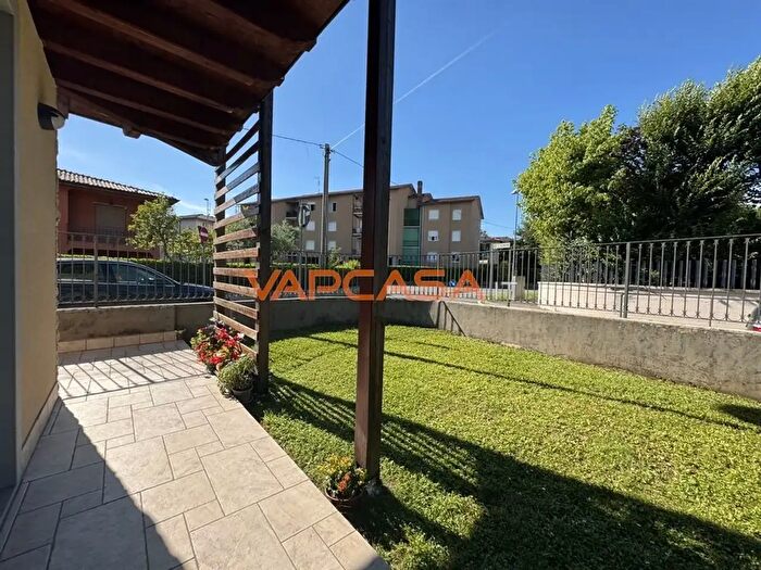 Appartamento trilocale in vendita in Via Garibaldi, Grumello Del Monte