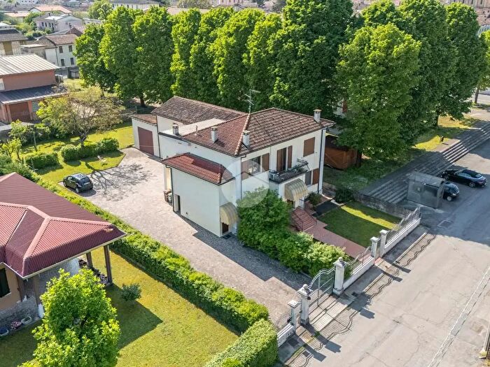 Casa con 8 locali in vendita in Via S Pietro, Gazzuolo