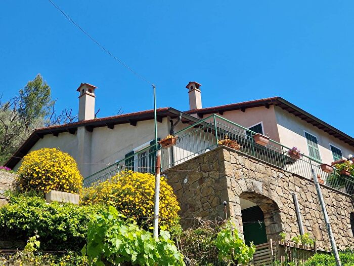 Casa con 10 locali in vendita in Apricale