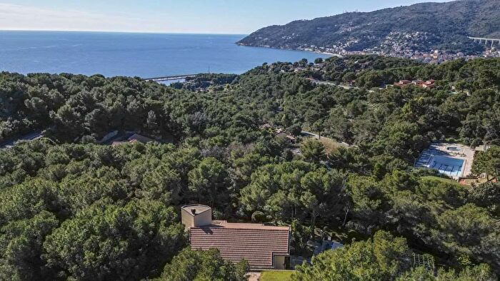 Casa con 5 locali in vendita in Pinamare, Andora