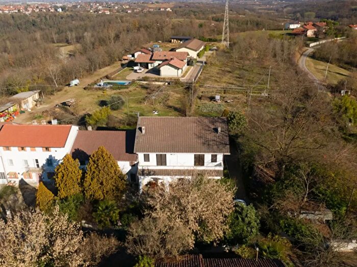 Casa con 15 locali in vendita in Valfenera
