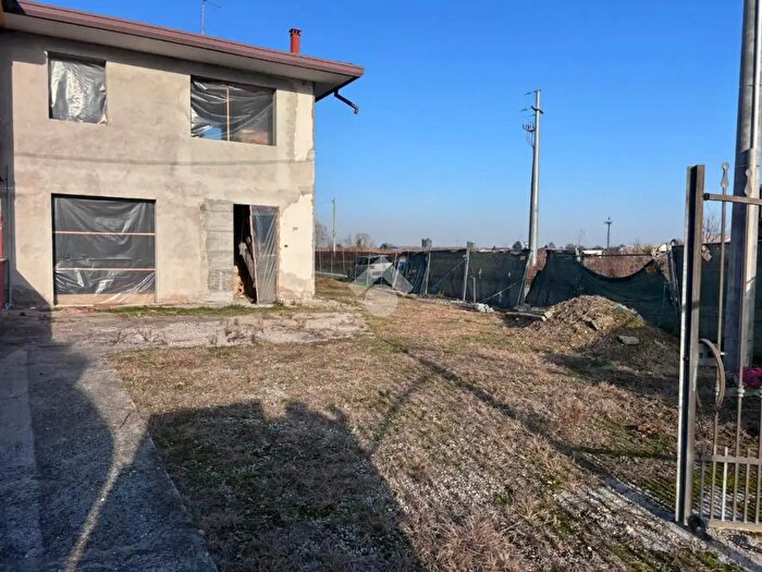 Casa quadrilocale in vendita in Via Veneto, Campolongo Maggiore