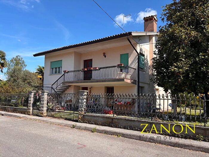 Casa con 8 locali in vendita in Via Treffen, Capriva Del Friuli