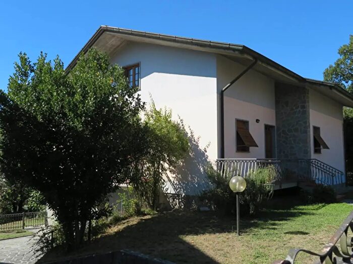 Casa con 9 locali in vendita in Aulla