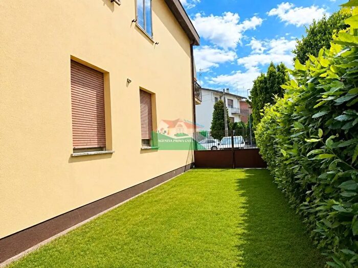 Casa con 7 locali in vendita in Via Caprera, Ravenna