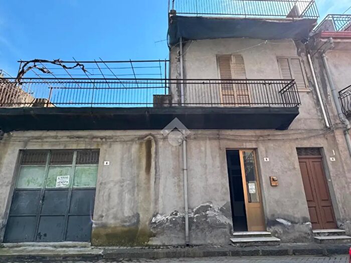 Casa trilocale in vendita in Via Francesco Crispi, Piedimonte Etneo