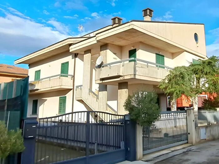 Appartamento con 8 locali in vendita in Via Piane, Montorio Al Vomano
