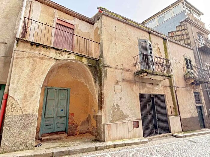 Casa con 8 locali in vendita in Bisacquino