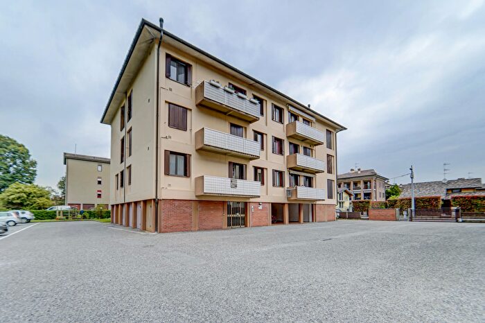 Appartamento quadrilocale in vendita in Via Adda, Angera