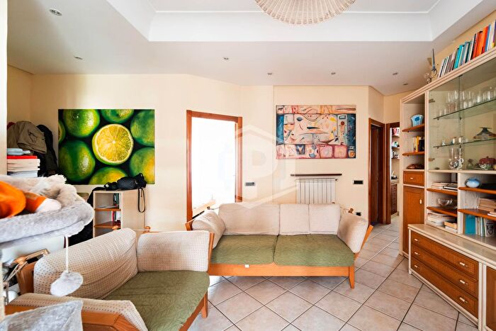 Appartamento quadrilocale in vendita in Via Diomede Carafa, Napoli