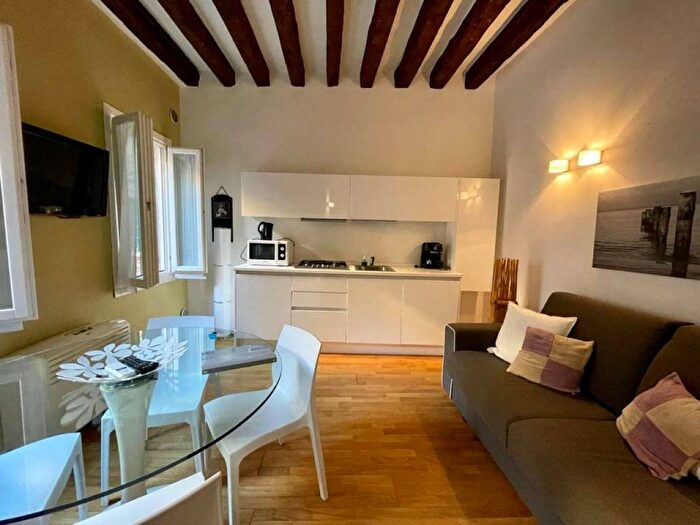 Appartamento con 5 locali in affitto in Santi Apostoli San Canciano, Venezia