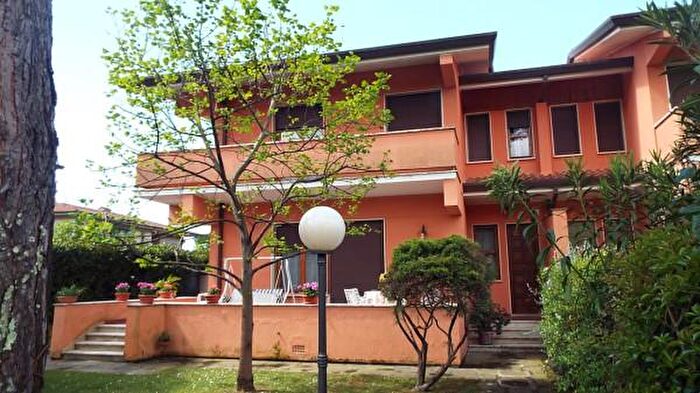 Casa con 6 locali in affitto in Forte Dei Marmi