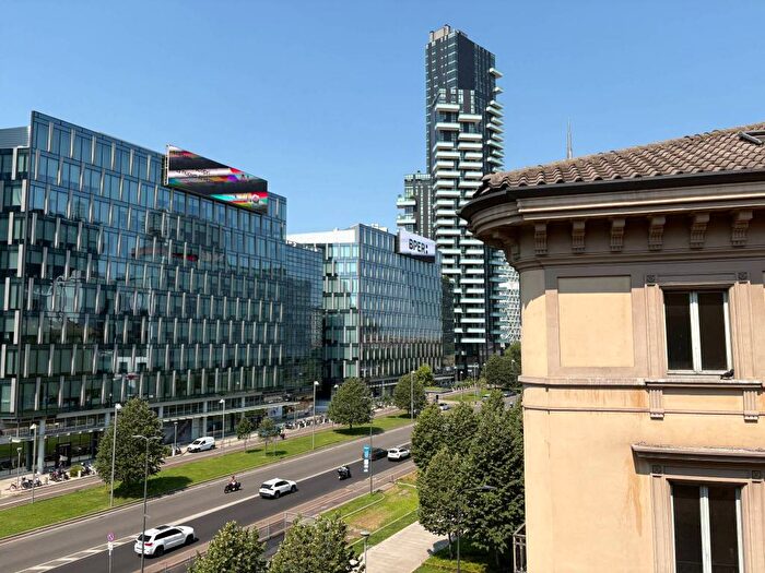 Appartamento trilocale in affitto in Via Vincenzo Viviani, Centrale, Milano