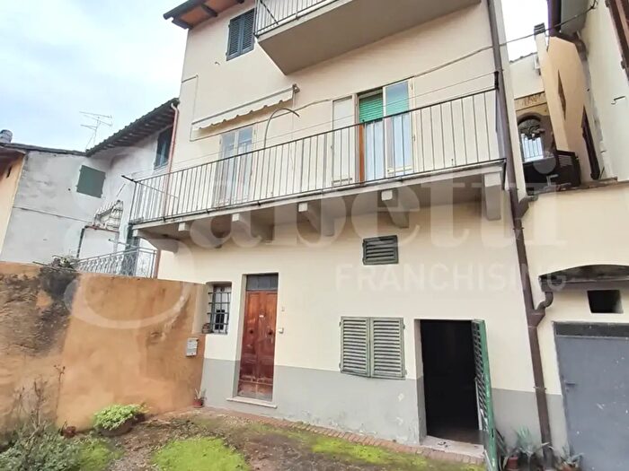 Appartamento con 5 locali in vendita in Poggibonsi