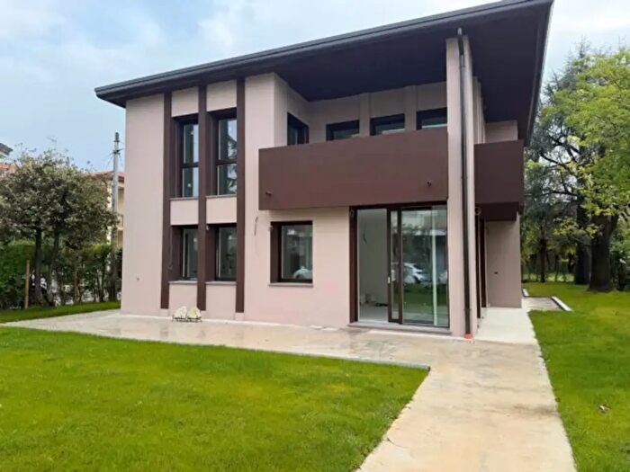 Casa con 6 locali in vendita in Via Benedetto Cairoli, Dolo