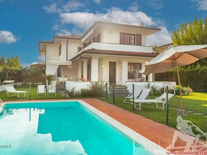 Casa con 6 locali in affitto in Forte Dei Marmi