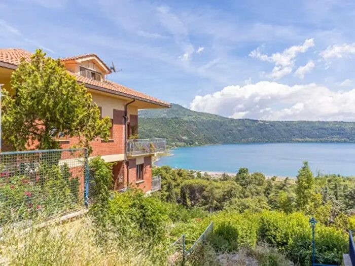 Appartamento trilocale in vendita in Viale Bruno Buozzi, Castel Gandolfo