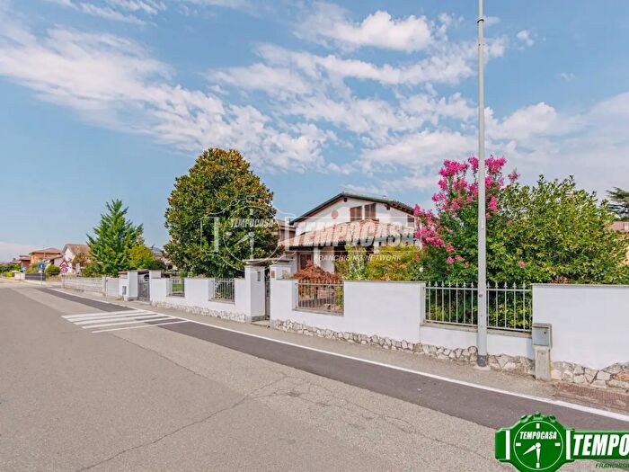 Casa trilocale in vendita in Via Strada Bassa, Valle Salimbene