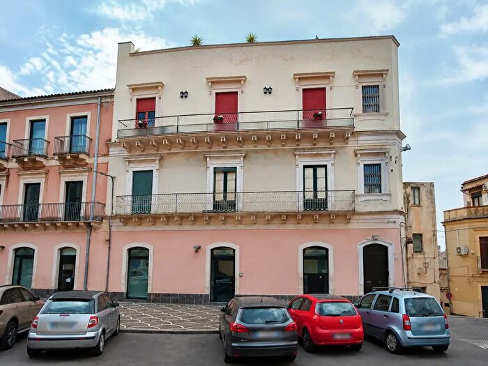Appartamento con 14 locali in vendita in Piazza Indipendenza, Paterno'