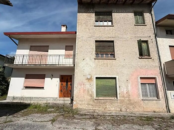 Casa con 8 locali in vendita in Via Giuseppe Mazzini, Caneva
