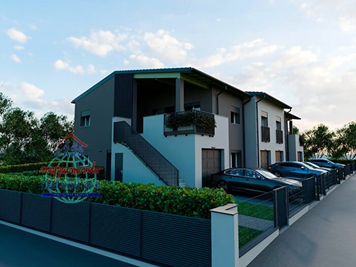 Appartamento con 5 locali in vendita in Via Curato Snc, Cento