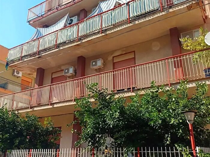 Appartamento trilocale in vendita in Via Rosolino Colella, Palermo