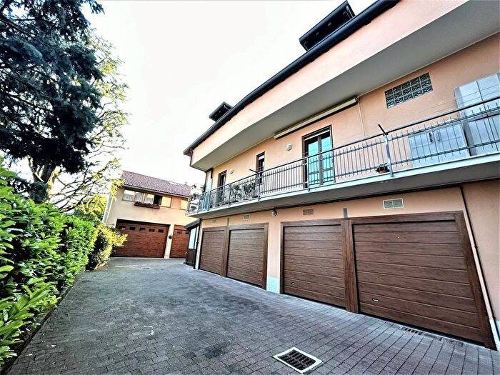 Appartamento trilocale in vendita in Via Cristoforo Colombo Trezzano Rosa, Trezzano Rosa