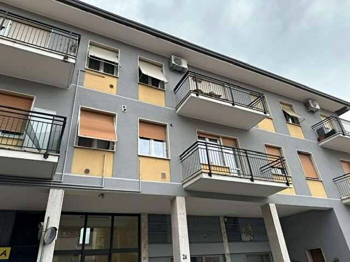 Appartamento trilocale in affitto in Via Monte Grappa, Como Sole, Como