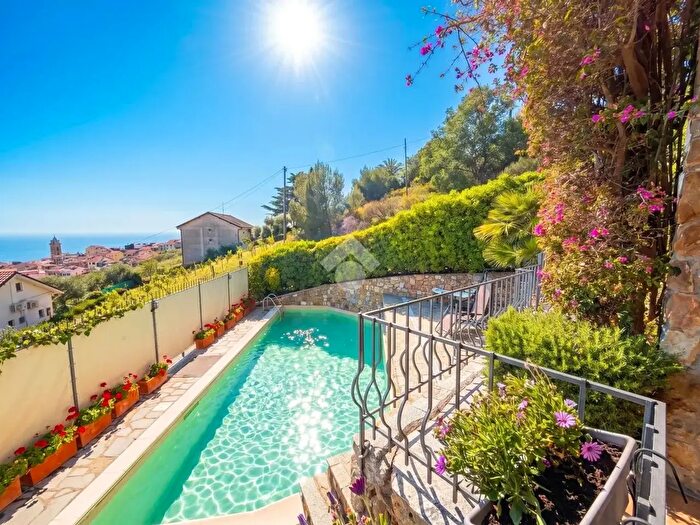 Casa con 6 locali in vendita in Via Nuova SAntonio, Costarainera